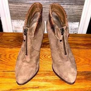 BFVivian 8.5 suede booties. Guc
